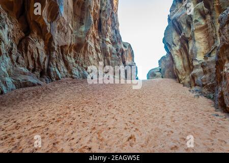 Siq di Abu Khashaba nel deserto di Wadi Rum in giordania Foto Stock