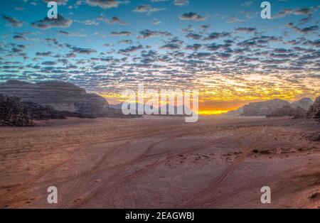 Alba sul deserto di Wadi Rum in Giordania Foto Stock
