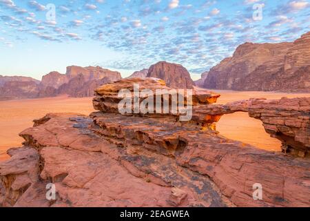 Piccolo ponte di roccia a Wadi Rum, Giordania Foto Stock
