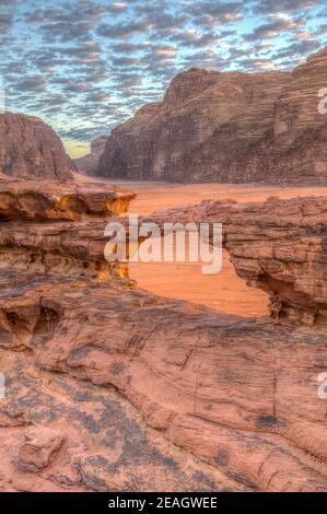 Piccolo ponte di roccia a Wadi Rum, Giordania Foto Stock