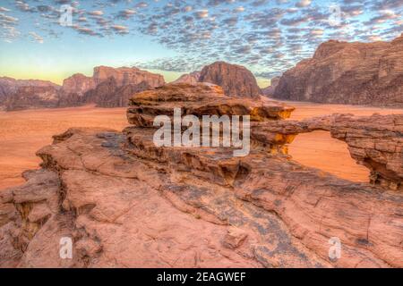 Piccolo ponte di roccia a Wadi Rum, Giordania Foto Stock