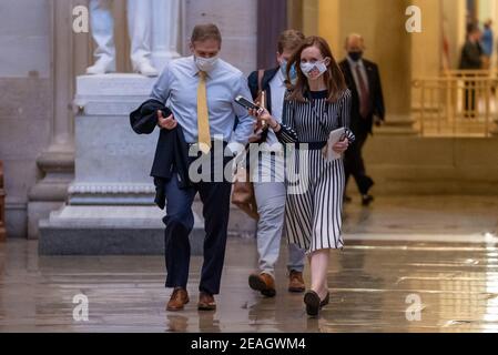 Washington, Stati Uniti. 09 febbraio 2021. Il Rep. Statunitense Jim Jordan R-OH, a sinistra, è intervistato da un reporter nella rotonda del Campidoglio degli Stati Uniti dopo il voto procedurale del 56-54 il primo giorno del processo al Senato a Washington, DC martedì 9 febbraio 2021. I responsabili dell'impeachment stanno lavorando per far sì che Trump sia stato "incredibilmente responsabile" per l'attacco del 6 gennaio al Campidoglio degli Stati Uniti e dovrebbe essere condannato e impedito di avere di nuovo un ufficio pubblico. Foto di Ken Cedeno/UPI Credit: UPI/Alamy Live News Foto Stock