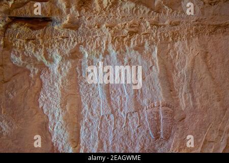 Antiche iscrizioni al siq Khazali nel deserto di Wadi Rum giordania Foto Stock