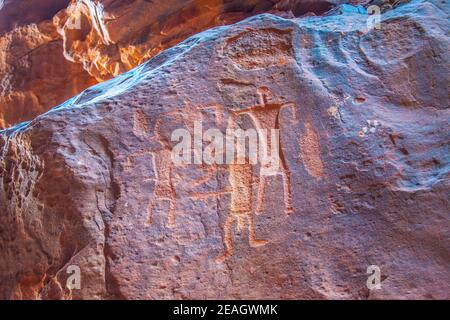 Antiche iscrizioni al siq Khazali nel deserto di Wadi Rum giordania Foto Stock