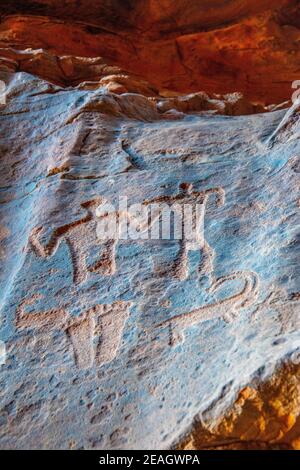 Antiche iscrizioni al siq Khazali nel deserto di Wadi Rum giordania Foto Stock