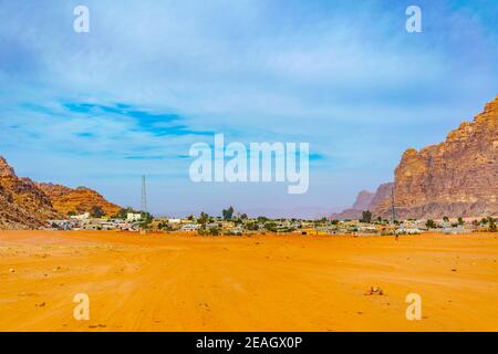 Rum villaggio di Wadi Rum deserto in Giordania Foto Stock