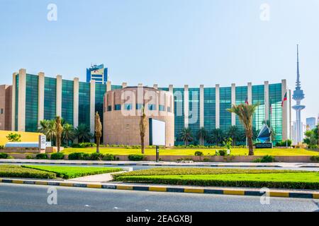 Vista della biblioteca nazionale e la torre di liberazione in kuwait Foto Stock