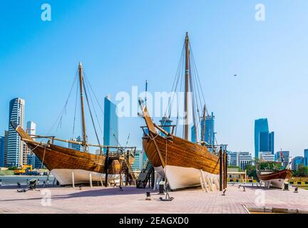 Vista di una nave dhow di fronte al museo navale in Kuwait. Foto Stock