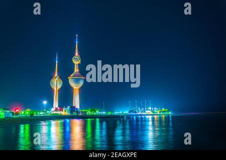 Vista delle Torri Kuwait - il punto di riferimento piu' conosciuto Di Kuwait City - durante la notte Foto Stock