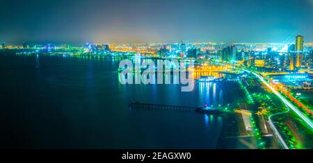 Vista aerea notturna della Corniche - passeggiata in Kuwait Foto Stock