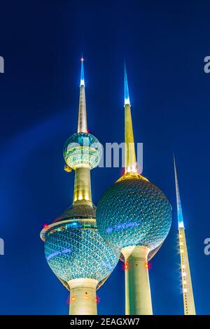 Le Torri Kuwait - il punto di riferimento piu' conosciuto della Citta' del Kuwait - durante la notte. Foto Stock