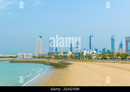 Skyline del Kuwait che include il palazzo Seif, la torre di Liberazione e l'edificio dell'assemblea nazionale. Foto Stock