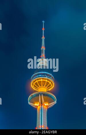 Vista dettagliata della torre di Liberazione in Kuwait durante la notte. Foto Stock