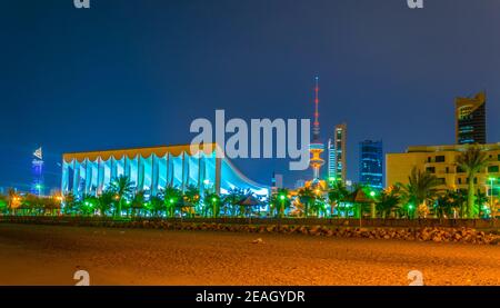 Skyline del Kuwait con l'edificio nazionale e la torre di Liberazione durante la notte. Foto Stock