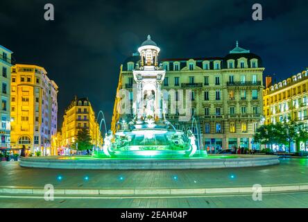 Vista notturna di una bella fontana in marmo su Place des Jacobins a Lione, Francia Foto Stock