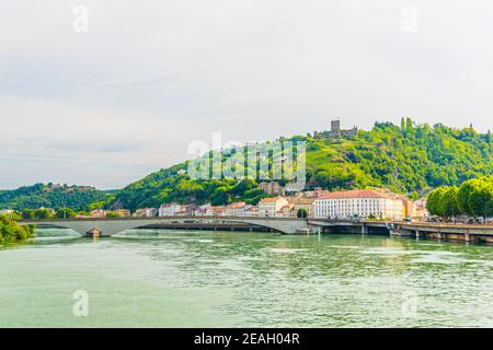 Rovine del castello medievale che domina la città di Vienne in Francia Foto Stock