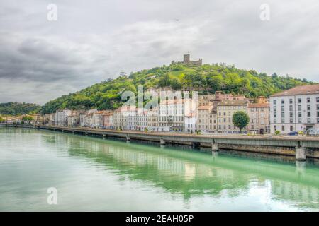 Rovine del castello medievale che domina la città di Vienne in Francia Foto Stock