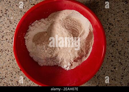 La ciotola di ingredienti per preparare il pane comprende farina, lievito e sale. Serie step-by-step per la preparazione di pane fatto in casa. Quadro 1 di 13 Foto Stock