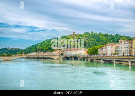Rovine del castello medievale che domina la città di Vienne in Francia Foto Stock
