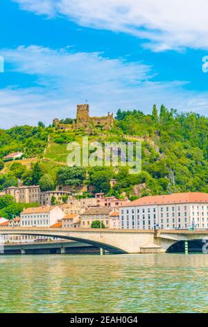Rovine del castello medievale che domina la città di Vienne in Francia Foto Stock
