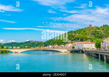 Rovine del castello medievale che domina la città di Vienne in Francia Foto Stock
