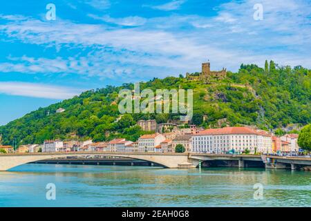 Rovine del castello medievale che domina la città di Vienne in Francia Foto Stock