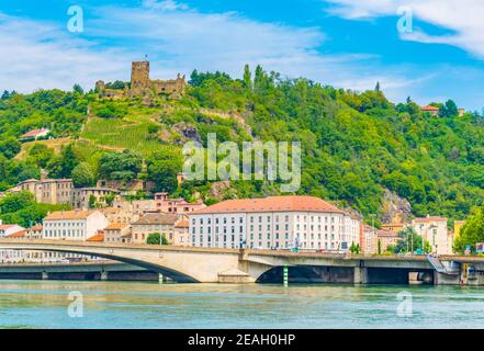 Rovine del castello medievale che domina la città di Vienne in Francia Foto Stock