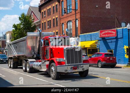 Camion pesante Peterbilt su Cambridge Street a East Cambridge nella città di Cambridge, Massachusetts ma, Stati Uniti. Foto Stock