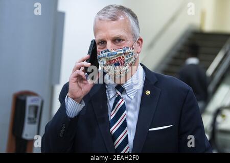 STATI UNITI - 9 FEBBRAIO: Il Sen. Dan Sullivan, R-Alaska, è visto nella metropolitana del senato dopo il primo giorno del processo di impeachment dell'ex presidente Donald Trump nel Campidoglio a Washington, D.C., martedì 9 febbraio 2021. (Foto di Tom Williams/CQ Roll Call/POOL) Foto Stock