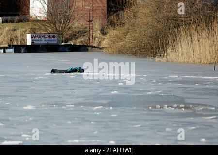 CRACOVIA, POLONIA - GENNAIO 21,2018 : Esercizi della stazione dei vigili del fuoco statale dal comando comunale sul bacino idrico di Bagry.azione dimostrativa della scu Foto Stock