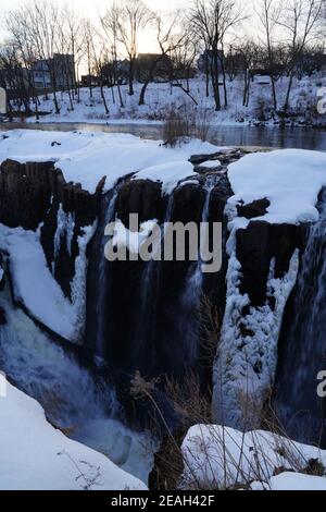 PATERSON, NJ 6 FEB 2021 - Vista invernale delle Great Falls del fiume Passaic, parte del Paterson Great Falls National Historical Park nel New Jersey Foto Stock