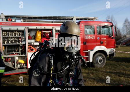 CRACOVIA, POLONIA - GENNAIO 21,2018 : Esercizi della stazione dei vigili del fuoco statale dal comando comunale sul bacino idrico di Bagry.azione dimostrativa della scu Foto Stock