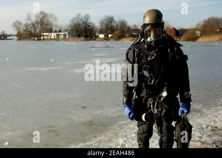 CRACOVIA, POLONIA - GENNAIO 21,2018 : Esercizi della stazione dei vigili del fuoco statale dal comando comunale sul bacino idrico di Bagry.azione dimostrativa della scu Foto Stock