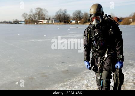 CRACOVIA, POLONIA - GENNAIO 21,2018 : Esercizi della stazione dei vigili del fuoco statale dal comando comunale sul bacino idrico di Bagry.azione dimostrativa della scu Foto Stock