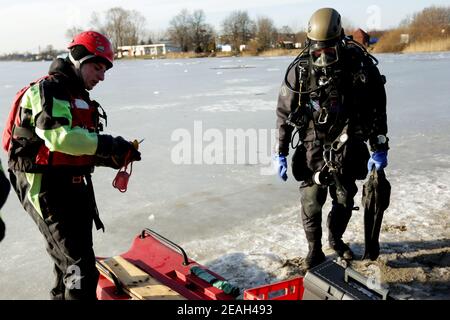 CRACOVIA, POLONIA - GENNAIO 21,2018 : Esercizi della stazione dei vigili del fuoco statale dal comando comunale sul bacino idrico di Bagry.azione dimostrativa della scu Foto Stock