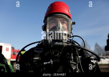 CRACOVIA, POLONIA - GENNAIO 21,2018 : Esercizi della stazione dei vigili del fuoco statale dal comando comunale sul bacino idrico di Bagry.azione dimostrativa della scu Foto Stock