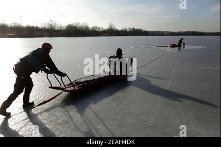 CRACOVIA, POLONIA - GENNAIO 21,2018 : Esercizi della stazione dei vigili del fuoco statale dal comando comunale sul bacino idrico di Bagry.azione dimostrativa della scu Foto Stock