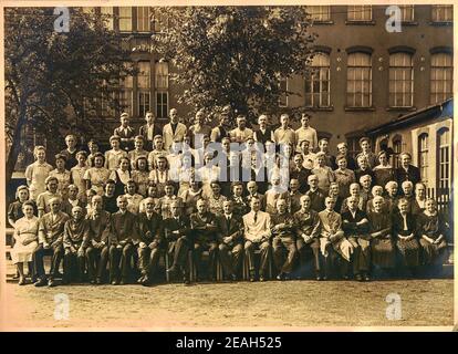 OBERLUNGWITZ, GERMANIA - 4 AGOSTO 1942: Foto retrò mostra le persone (dipendenti della scuola) di fronte all'edificio. Fotografia in bianco e nero vintage. Foto Stock