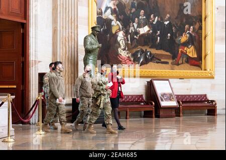 Washington, Stati Uniti. 09 febbraio 2021. Le truppe della Guardia Nazionale sono viste nella Rotunda con la guida del tour del Campidoglio degli Stati Uniti (giacca rossa) durante il tour del Campidoglio degli Stati Uniti. Credit: SOPA Images Limited/Alamy Live News Foto Stock