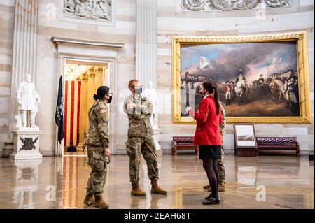 Washington, Stati Uniti. 09 febbraio 2021. Le truppe della Guardia Nazionale sono viste nella Rotunda con la guida del tour del Campidoglio degli Stati Uniti (giacca rossa) durante il tour del Campidoglio degli Stati Uniti. Credit: SOPA Images Limited/Alamy Live News Foto Stock