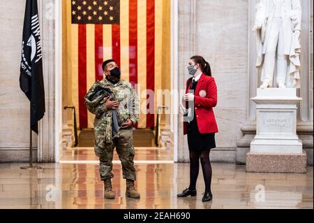 Washington, Stati Uniti. 09 febbraio 2021. Soldato della Guardia Nazionale visto nella Rotunda con la guida del tour del Campidoglio degli Stati Uniti (giacca rossa) durante il tour del Campidoglio degli Stati Uniti. Credit: SOPA Images Limited/Alamy Live News Foto Stock