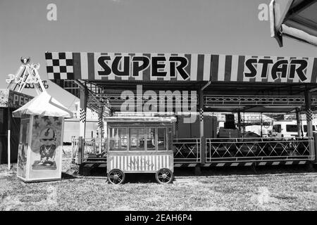 Ibitinga, SP, Brasile - 02 07 2021: Un carretto di popcorn vintage di fronte a un Bumper Cars Ride in un parco divertimenti vuoto Foto Stock