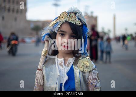 Pechino, Cina. 4 Feb 2021. Una ragazza libica in abito tradizionale posa per una foto in Piazza Martire a Tripoli, Libia, il 4 febbraio 2021. Credit: Nada Harib/Xinhua/Alamy Live News Foto Stock