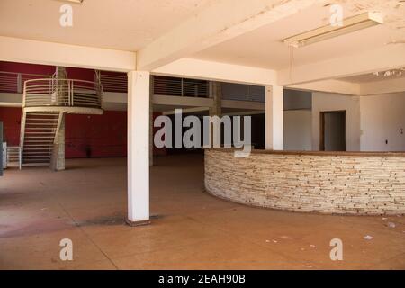 Ibitinga, SP, Brasile - Feb 09 2021: Interno di edificio abbandonato college Foto Stock