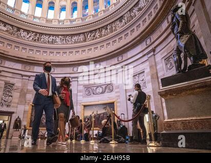 Washington, Stati Uniti. 09 febbraio 2021. Eric Swalwell D-CA, e il delegato Stacey Plaskett delle Isole Vergini, camminano nella rotonda del Campidoglio degli Stati Uniti dopo un voto procedurale del 56-54 il primo giorno del processo al Senato a Washington, DC martedì 9 febbraio 2021. I responsabili dell'impeachment stanno lavorando per far sì che Trump sia stato "incredibilmente responsabile" per l'attacco del 6 gennaio al Campidoglio degli Stati Uniti e dovrebbe essere condannato e impedito di avere di nuovo un ufficio pubblico. Foto di Ken Cedeno/UPI Credit: UPI/Alamy Live News Foto Stock