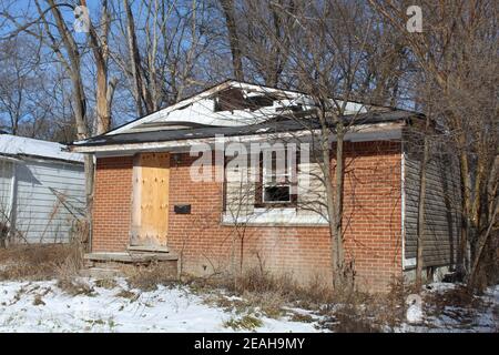 Due Detroit Franklin Park hanno abbandonato le case in inverno Foto Stock