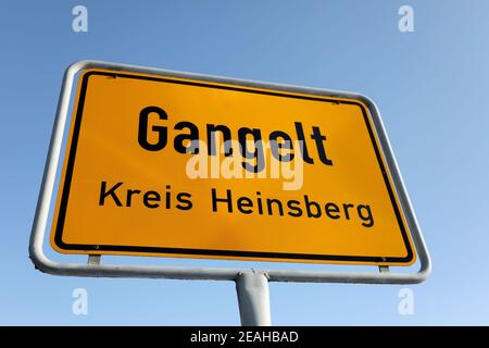 Gangelt, Germania. 09 febbraio 2021. Un cartello d'ingresso sul lato della strada. Un anno fa, Gangelt nel quartiere di Heinsberg divenne famoso durante la notte. La piccola città era uno dei primi focolai di virus corona. (A dpa/lnw: 'Un anno dopo Corona-incidente a Gangelt: 'Carnevale è annullato') credito: Oliver Berg/dpa/Alamy Live News Foto Stock