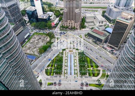 Vista aerea dal ponte sopraelevato presso le Torri Petronas In via Jalan Ampang Foto Stock