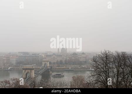 Foto panoramica del centro di Budapest e del fiume Danubio e. un ponte in una giornata invernale foggosa Foto Stock