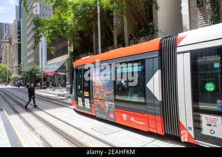 Treno leggero di Sydney su George Street, nel centro di Sydney, NSW, Australia Foto Stock